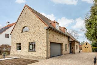 <p>Instapklare en energiezuinige gezinswoning met 3 ruime slaapkamers en prachtige afwerking</p>
<p>Deze riante, verzorgde en kwalitatief afgewerkte woning uit 2008 combineert ruimte, comfort en energiezuinigheid. Met een lichtrijke leefruimte, moderne open keuken en drie volwaardige slaapkamers vormt dit een ideale thuisbasis voor wie op zoek is naar rust en hedendaags wooncomfort.</p>
<p><strong>De gelijkvloerse verdieping:<br /></strong>- Inkomhal met gastentoilet<br />- Ruime en lichtrijke leefruimte met gezellige gashaard<br />- Open, volledig uitgeruste keuken met granieten werkblad, inductie kookplaat, vaatwasser,... <br />- Aparte wasplaats/berging</p>
<p><strong>De eerste verdieping:<br /></strong>- Nachthal<br />- Drie zeer ruime slaapkamers<br />- Dressing<br />- Royale badkamer met bubbelbad, dubbele wastafel, inloopdouche en toilet<br /><strong></strong>- Praktische zolderruimte met extra opbergmogelijkheden</p>
<p><strong>De tuin:<br /></strong>- Aangename buitenruimte met veel potentieel<br />- Tuinhuis <br />- Oprit in kassei met plaats voor maar liefst 5 wagens</p>
<p><strong>Algemeen:<br /></strong>- Bouwjaar 2008<br />- Energiezuinige woning (EPC B)<br />- Elektriciteit conform<br />- Verwarming op propaangas<br />- Aluminium schrijnwerk<br />- Volhouten deuren<br />- Regenwaterput van 7.500 liter<br /><br />Een stijlvolle en luxueuze woning waar ruimte, kwaliteit en comfort centraal staan. Ideaal voor wie zonder zorgen wil verhuizen en meteen wil genieten van een warme thuis.</p>