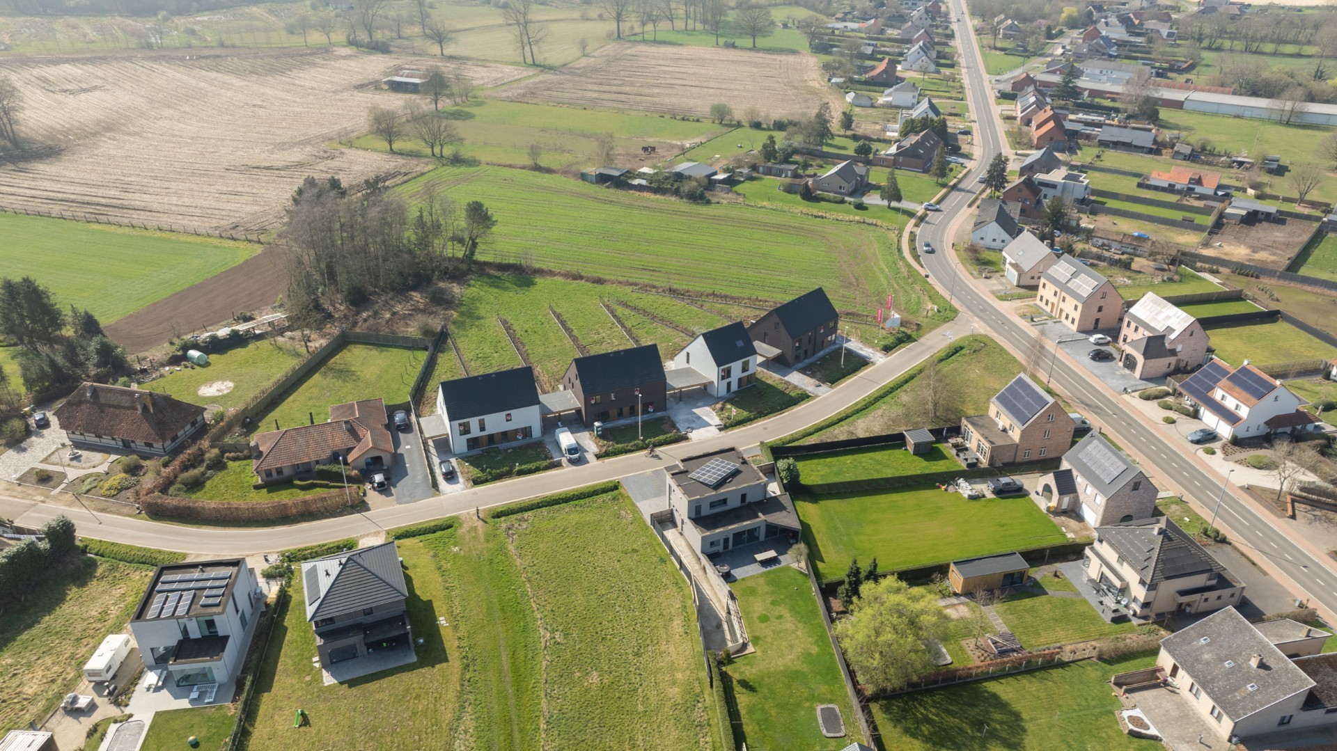 Ruime halfopen bebouwing met zuid gerichte tuin - foto 3