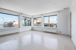 Centraal gelegen penthouse met prachtig zicht op de casino en zicht op zee.Heel ruime living met prachtig zonneterras. Aparte volledig ingerichte...
