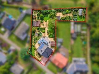 Instapklare villawoning op 2.134 m² – Schalmeidreef 17, Zoersel<br />Deze instapklare villawoning biedt 192 m² comfortabele woonruimte, vier volwaardige slaapkamers, een royale tuin van 2.134 m² en een inpandige garage. Gelegen in een rustige, groene buurt van Zoersel, combineert deze woning ruimte, licht en praktische luxe — ideaal voor gezinnen of wie graag ruim en kwalitatief woont.<br /><br />Indeling<br /><br />Gelijkvloers:<br />• Inkomhal<br />• Gastentoilet<br />• Slaapkamer / bureauruimte (16,5 m²)<br />• Woonkamer<br />• Eetruimte<br />• Keuken met ontbijthoek<br />• Wasruimte<br />• Inpandige garage (37 m²)<br />• Luxe leefveranda<br /><br />1ste verdieping:<br />• Nachthal<br />• Badkamer<br />• Slaapkamer (16 m²)<br />• Slaapkamer (12 m²)<br />• Kantoor / slaapkamer (14 m²)<br />• Zolderruimte<br /><br />Bijzonderheden<br />• 2006: All Seasons veranda<br />• 2020: Nieuwe CV‑ketel<br />• 2020: Zonnepanelen <br />• 2024: Nieuw dak<br />• 2e Inrit langs achteren