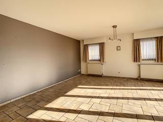 Stijlvol appartement met twee slaapkamers te Heverlee!<br /><br />Het appartement bestaat uit een inkomhall met ingebouwde ruime vestiaire, woonkamer met aansluitend het aangename terras (18 m2) in bankirai en met aangenaam panoramisch zicht op de Waeyenbergh, luxueuze volledig geïnstalleerde keuken (met o.a. vaatwasser), berging met waterverzachter, slaapkamer met klein terras, aparte ingerichte kamer met bureau, wandleggers en mooi ingebouwde kast, badkamer met douche in ligbad en lavabo, apart toilet, kelderberging, overdekte autostaanplaats. <br /><br />Zeer gunstig EPC van 192.<br /><br />De huurprijs bedraagt 1.100€ en 80€ forfaitaire kost voor de algemene onkosten, alle verbruik is individueel. <br />Beschikbaar: 01/01/2026.<br /><br />Interesse? Plan snel je bezoek in via onze website www.living-stone.be.