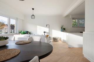 <p>Ontdek dit prachtige, volledig gerenoveerde appartement gelegen in een kleinschalig gebouw aan de rustige Perckhoevelaan in Wilrijk, op wandelafstand van het groene Park den Brandt. Dit appartement werd recent tot in de puntjes vernieuwd met kwalitatieve materialen en een hedendaagse afwerking:</p>
<ul>
<li>
<p>Stijlvolle visgraat parketvloer die warmte en karakter uitstraalt.</p>
</li>
<li>
<p>Keuken in marmerlook met moderne toestellen en strakke lijnen.</p>
</li>
<li>
<p>Nieuwe ramen, deuren, elektriciteit en sanitair, alles klaar voor zorgeloos wooncomfort.</p>
</li>
</ul>
<h3>Indeling</h3>
<ul>
<li>
<p>Lichtrijke leefruimte met grote raampartijen.</p>
</li>
<li>
<p>Moderne open keuken in marmerlook en warme houttint.</p>
</li>
<li>
<p>2 volwaardige slaapkamers.</p>
</li>
<li>
<p>Vernieuwde badkamer met eigentijdse afwerking.</p>
</li>
<li>
<p>Apart toilet.</p>
</li>
</ul>
<p>Dit appartement combineert modern comfort met sfeervolle elegantie in een groene, centrale omgeving. Garage optioneel aan te kopen voor 30.000 euro (enkel) of 45.000 euro (dubbel).<br /><br /></p>
<p></p>