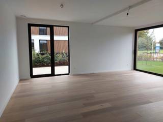 In Residentie De Vroente vindt u dit recent en verzorgd gelijkvloers appartement met een aangename, praktische indeling. De inkomhal met gastentoilet leidt naar een lichtrijke woonkamer met open, volledig ingerichte keuken – een fijne plek om te koken en te ontspannen. Verder zijn er twee slaapkamers, een badkamer met ligbad en lavabomeubel, en een aparte wasplaats. Grote raampartijen zorgen voor een mooie lichtinval en verbinden de leefruimte met het terras en de onderhoudsvriendelijke tuin, waar het heerlijk vertoeven is. Een ondergrondse garagebox biedt extra comfort en veiligheid. Achter het gebouw bevindt zich bovendien een ruime, groene parktuin die exclusief toegankelijk is voor bewoners – een ideale plek om tot rust te komen in een verzorgde, groene omgeving.