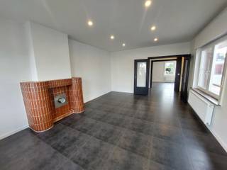 <p>Deze instapklare en uiterst centraal gelegen huurwoning biedt alles wat u zoekt en ligt op wandelafstand van het openbaar vervoer en nabij alle voorzieningen.</p>
<ul>
<li><strong>3 slaapkamers:</strong> ideaal voor gezinnen of wie graag wat extra ruimte heeft.</li>
<li><strong>Nieuwe badkamer met inloopdouche:</strong> recent gerenoveerd voor modern wooncomfort.</li>
<li><strong>Ruime woonkamer en leefruimte:</strong> veel licht en ruimte om te ontspannen en te genieten met familie en vrienden.</li>
<li><strong>Nieuwe keuken:</strong> volledig uitgerust en direct aansluitend aan de leefruimte en terras.</li>
<li><strong>Aangename tuin en terras:</strong> geniet van de buitenlucht in uw eigen tuin met een ruim terras voor ontspanning en buitenactiviteiten.</li>
</ul>
<p>Interesse om deze fijne woning te huren? Stuur vandaag nog een mail voor meer informatie of om een bezichtiging aan te vragen naar nele@cornelis-partners.be</p>