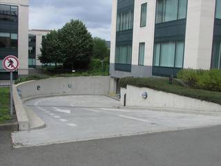 Complex of five high-standing office buildings. Easy access via the ring road and the E19 motorway. Exceptional visibility from the ring road.Parking...
