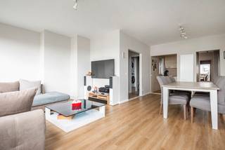 Nous trouvons cet appartement rénové près de Distelhoek à Merksem, un quartier charmant qui combine tranquillité avec commodités urbaines et excellents équipements. Profitez des parcs verdoyants, des rues adaptées aux enfants et d'une atmosphère conviviale avec des boutiques, des cafés et des écoles à portée de main. Grâce aux bonnes connexions de transport en commun et à la proximité d'Anvers, c'est l'endroit idéal pour une vie confortable et moderne.<br /><br />Cet bel appartement a été soigneusement rénové en 2022 et offre un confort de vie moderne dans un environnement élégant. La disposition comprend un hall d'entrée spacieux avec toilettes séparées et une buanderie pratique. Le salon en forme de L se connecte parfaitement à une cuisine en U, qui est équipée de toutes les commodités modernes. À travers le long couloir de nuit, qui dispose de placards intégrés, vous atteignez la partie arrière de l'appartement. Ici, se trouvent deux chambres, dont une a accès à la terrasse qui s'étend sur toute la largeur de l'appartement. La salle de bain moderne est équipée d'un meuble de salle de bain élégant et d'une douche spacieuse. Profitez de cet appartement parfaitement fini, idéalement situé et entièrement prêt à être habité.<br /><br />Cet appartement dispose d'une cave.<br /><br />EPC: 140 kWh/m²/an