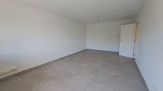 Recent <strong>gerenoveerde en VERHUURDE SERVICEFLAT - ASSISTENTIEWONING</strong> met <strong>TERRAS </strong>en <strong>AUTOSTANDPLAATS </strong>te koop in <strong>Residentie Berkenhof </strong>in <strong>Assebroek</strong>, net buiten het centrum van <strong>Brugge </strong>en midden in een aangename woonwijk. Diverse winkels, bakker, kapper en openbaar vervoer op wandelafstand. <br /><strong>+ Thans VERHUURD! = Een interessante en rendabele vastgoedinvestering met onmiddellijk verhuurrendement !</strong><br />+ Recente renovatie volgens de laatste standaarden!<br /><strong>+ Autostandplaats inbegrepen! </strong><br /><strong>+ Energielabel B! </strong><br />+ Zeer goede Mobiscore van 8,6 op 10! <br />+ Zonneluifel geplaatst!<br /><br />Huidige huurprijs bedraagt <strong>21,60 euro per dag</strong>!<br /><br />Omvat een inkom, lichtrijke leefruimte, ingerichte keuken, slaapkamer met aansluitend een badkamer met inloopdouche en een terras met zonneluifel.<br />Gvg,Wg,Gmo,Gvkr,Gvv<br />P-score=A G-score=A<br /><br />Bruikbare vloeroppervlakte 53 m²