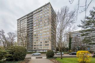 Een studio met slaaphoek in een groene omgeving vlakbij de Grote Steenweg met een zeer centrale ligging: scholen, openbaar vervoer en winkels zijn op wandelafstand. <br />Het pand is gelegen op de 15de verdieping van het gebouw, met lift en met als indeling: de inkomhal met videofoon, woonkamer met half open keuken voorzien van ijskast/diepvries combinatie, oven en kookplaat. Verder een slaapruimte voorzien van een ingemaakte kleerkast en de ruimte is afsluitbaar met een overgordijn. De badkamer is voorzien van een luxe douche, badkamermeubel en toilet. Als laatste heeft men een terras met verbluffend uitzicht op Antwerpen en haar omgeving.<br />Onmiddellijk beschikbaar!<br /><br />De meubels in de studio worden ter beschikking gesteld van de huurder. <br />Maandelijkse kosten: €100/maand (onderhoud gemene delen, onderhoud lift, liftgebruik, minuterie, provisie water en centrale verwarming)<br />EPC: 170 kWh/m² - 3 maanden waarborg via verzekeringsbon Korfine - plaatsbeschrijving 225 (incl BTW.) per partij.