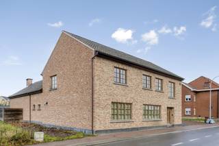 Au cœur de Merchtem se trouve cette propriété exceptionnelle: une maison de campagne entièrement rénovée avec une vaste remise de +/- 240 m². Ce...