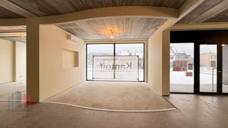 Casco kantoorruimte met een totale oppervlakte van <strong>250 m².</strong><br />Uitstekend gelegen aan de Brechtsebaan in Schoten, met een vlotte aansluiting op de E19 en uitstekende zichtbaarheid.<br /><br />De<strong> casco kantoorruimte </strong>omvat <strong>250 m² op het gelijkvloers</strong>. Het pand beschikt daarnaast over een kitchenette, afgewerkt sanitair met douchemogelijkheid, 5 privatieve parkeerplaatsen, aangevuld met openbare parkeermogelijkheden.<br /><br />Opslagruimte beschikbaar van 1000 m² met 200 m² mezzanine. Zowel het magazijn als de kantoren zijn quasi volledig uitgerust en bieden nog mogelijkheden tot afwerking op maat, in overleg met de eigenaar.<br /><br />Beschikbaar vanaf 01/04/2026<strong>. </strong>Gedeeltelijke huur eveneens mogelijk.<br /><br />Contacteer <strong>PANORAMA B2B</strong> voor bijkomende inlichtingen of een vrijblijvend plaatsbezoek <strong>0477 91 10 00</strong>