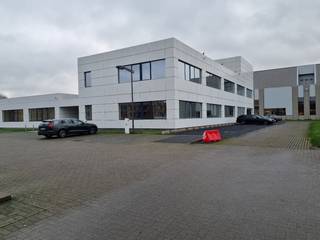 Representatieve kantoren gelegen op de eerste verdieping met een oppervlakte van 527 m², inclusief een 25-tal parkeerplaatsen met voorziening...