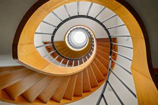 Deze karaktervolle woning werd in 1961 ontworpen door de Antwerpse architect Cis Van de Velde en opgetrokken als dokterswoning. Ze biedt vandaag...