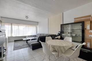 Ontdek dit aangename gelijkvloerse appartement, ideaal gelegen aan de Kouterbaan 150 te Denderleeuw. Dankzij de centrale ligging geniet u van een uitstekende bereikbaarheid en bevindt u zich op korte afstand van winkels, scholen, openbaar vervoer en tal van andere dagelijkse voorzieningen. Bovendien zorgen de vlotte verbindingen naar Aalst, Ninove, Brussel en de belangrijkste invalswegen ervoor dat dit appartement een ideale uitvalsbasis vormt voor zowel eigen bewoning als investering.<br /><br />Met een praktische indeling en een comfortabele woonoppervlakte is dit appartement perfect geschikt voor alleenstaanden, koppels of investeerders die op zoek zijn naar een interessante opportuniteit.<br /><br />Via de inkomhal, voorzien van een afzonderlijk gastentoilet, bereikt u de aangename leefruimte die geniet van veel natuurlijk licht. Aansluitend bevindt zich de keuken, die praktisch is ingericht en alle mogelijkheden biedt om volledig naar eigen smaak verder af te werken.<br /><br />Verder beschikt het appartement over een comfortabele slaapkamer en een badkamer, waardoor alle ruimtes zich op één niveau bevinden en een optimaal wooncomfort bieden.<br /><br />Een belangrijke troef van dit appartement is het toekomstgerichte karakter op vlak van energie. Er werd reeds een EPC-simulatie uitgevoerd waaruit blijkt dat, mits de installatie van een monoblock warmtepomp, het appartement naar verwachting een EPC-label C kan behalen. Dit biedt de toekomstige eigenaar een mooie opportuniteit om de energieprestatie aanzienlijk te verbeteren zonder ingrijpende renovatiewerken.<br /><br />Daarnaast bestaat de mogelijkheid om een garage van 16 m² aan te kopen voor € 20.000, ideaal voor het veilig stallen van een wagen of als extra bergruimte.<br /><br />Dankzij de uitstekende ligging, de praktische indeling, de mogelijkheid om de energieprestatie te verbeteren én de onmiddellijke huuropbrengst vormt dit appartement een uitstekende opportuniteit voor zowel starters als investeerders. Het appartement is momenteel verhuurd aan €625 per maand en realiseert, inclusief de garage, reeds een netto rendement van ongeveer 3,83%. Een interessante investering met onmiddellijk rendement én toekomstig meerwaardepotentieel.<br />Bent u op zoek naar een verzorgd gelijkvloers appartement met veel potentieel op een uitstekende locatie in Denderleeuw? Dan is dit eigendom zeker een bezoek waard.<br /><br />📞 Contacteer ons vandaag nog voor meer informatie of een bezoek ter plaatse.<br /><br />📧 dilbeek@weinvest.be<br />📱 0497 248 251<br /><br />Stedenbouwkundige inlichtingen in aanvraag.