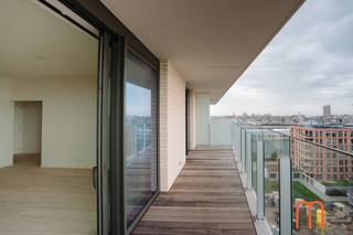 <strong>Wonen op toplocatie aan zee</strong><br />Ontdek dit exclusieve appartement in Residentie Central Park, gelegen op de gegeerde Oosteroever. Dit recente appartement (bouwjaar 2023) bevindt zich op de <strong>9de verdieping</strong> en biedt een unieke combinatie van luxe, comfort en <strong>adembenemende uitzichten.</strong><br /><br /><strong>Licht, ruimte en hoogwaardige afwerking</strong><br />Dankzij de grote raampartijen en hoge plafonds geniet u van een uitzonderlijke lichtinval en een open, ruimtelijk gevoel.<br />De stijlvolle leefruimte sluit naadloos aan op het ruime terras, waar u elke dag opnieuw wordt getrakteerd op panoramische zichten over de zee, de duinen, de Baelskaai en Fort Napoleon.<br /><br /><strong>Ruim terras met uniek uitzicht</strong><br />Het zonnige terras van maar liefst 19 m² vormt een verlengstuk van de leefruimte en is dé plek om te ontspannen en te genieten van de omgeving.<br /><br /><strong>Volledig uitgeruste open keuken</strong><br />De moderne open keuken is voorzien van alle hedendaagse comfort en kwaliteitsvolle toestellen.<br />Aansluitend vindt u een praktische berging voor extra opbergruimte.<br /><br /><strong>Comfortabele slaapkamer en moderne badkamer</strong><br />Het appartement beschikt over één ruime slaapkamer met ingemaakte kasten en directe toegang tot het terras.<br />De badkamer is stijlvol ingericht met een inloopdouche, lavabo en toilet.<br /><br /><strong>Exclusieve faciliteiten in de residentie</strong><br />Bewoners genieten van extra luxe dankzij het gemeenschappelijk zwembad en de fitnessruimte op het gelijkvloers.<br /><br /><strong>Praktische informatie</strong><br /><span>Oppervlakte: 72 m² + 19 m² terras</span><br /><span>Bouwjaar: 2023</span><br /><span>EPC: Label A (energiezuinig wonen)</span><br /><span>Verwarming: Aansluiting op warmtenet</span><br /><span>Kelderberging: inbegrepen</span><br /><span>Autostaanplaats nr. 26: inbegrepen</span><br /><span>Provisie vaste kosten: € 150 per maand</span><br /><span>Beschikbaarheid: in overleg</span><br /><br /><strong>Waarom kiezen voor dit appartement?</strong><br /><span>Panoramisch zeezicht en topligging</span><br /><span>Luxueuze afwerking en recente bouw</span><br /><span>Energiezuinig (EPC A)</span><br /><span><strong>Inclusief parking en kelder</strong></span><br /><span>Toegang tot zwembad en fitness</span><br /> 