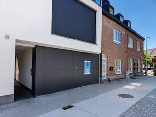 Perfectly located enclosed garage box on the ground floor, close to the center of Waregem.Dimensions: 2.7 m x 6.9 m. The garage is equipped with a...