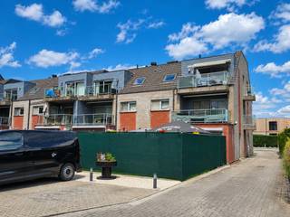 ZAT 4/7 - BEZOEKDAG OP AFSPRAAK 0488 85 81 84 Op zoek naar een instapklaar appartement waar comfort en een uitstekende ligging samenkomen? Dan is dit verzorgd appartement op de tweede verdieping zeker een bezoek waard. Gelegen aan de rand van het centrum van Aalst geniet u hier van een vlotte bereikbaarheid, terwijl u toch rustig woont. De lichtrijke leefruimte, de volledig uitgeruste keuken en de praktische indeling zorgen voor een aangenaam woongevoel. Verder beschikt het appartement over een ruime slaapkamer, een badkamer met dubbele lavabo en douche, een apart toilet en twee handige bergingen, waarvan één perfect als dressing kan dienen. De zuidoost georiënteerde terrassen vormen een heerlijke plek om van de zon te genieten. Dankzij de twee airco's (warmte en koeling), de hoogrendementsketel en de conforme elektriciteit geniet u bovendien van hedendaags wooncomfort. Een private staanplaats is inbegrepen en er is de mogelijkheid om een garage bij te huren. Ook een gemeenschappelijke fietsen- en afvalberging zijn aanwezig. Een ideale opportuniteit voor eigen bewoning of als investering! Voor meer inlichtingen of een afspraak op de kijkdag bel 0488 85 81 84.