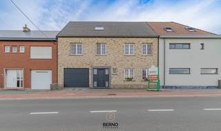 Op een gunstige ligging, vlak bij de belangrijkste invalswegen en de A12, bevindt zich deze recente gezinswoning met een zee aan woonruimte.<br />De woning omvat een inkomhal, een lichtrijke en gezellige leefruimte, een ruime ingerichte keuken, een praktische berging en een inpandige garage.<br />Op de eerste verdieping bevinden zich drie grote slaapkamers en een royale badkamer, uitgerust met zowel een ligbad als een douche. Via een vaste trap bereikt u de ruime zolder, die tal van mogelijkheden biedt als extra slaapkamers, hobbyruimte of bureau.<br />Buiten geniet u van een aangename, zuidgerichte tuin waar u de hele dag van de zon en de rust kunt genieten.<br />Bent u op zoek naar een instapklare woning met veel ruimte en een uitstekende bereikbaarheid? Dan is dit ongetwijfeld een bezoek waard! Voor info : dirk@berno.be