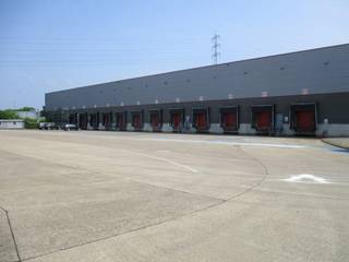 Logistieke site met 6.850m² magazijn (Hal A+E) met 12 los- laadkades, 3.500m² magazijn (Hal B+C) met 4 gelijkvloerse poorten, 590m² kantoren,...