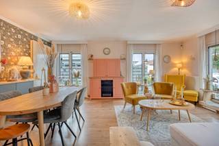 <p>Rustig wonen, met het centrum van Oud-Turnhout binnen handbereik? Dat kan in de Jef Claesenstraat. De basisschool ligt letterlijk om de hoek en het centrum van Oud-Turnhout bereik je gemakkelijk te voet. Ook winkels, horeca en andere dagelijkse voorzieningen bevinden zich vlakbij. Tegelijk woon je hier in een rustige straat, met de natuur nooit ver weg.</p>
<p>Voor een wandeling of fietstocht hoef je niet ver: de Liereman en het Turnhouts Vennengebied liggen vlakbij. Ook Turnhout en de belangrijkste verbindingswegen zijn vlot bereikbaar. Een aangename ligging dus, waar rust en bereikbaarheid mooi samenkomen.</p>
<p>Deze charmante woning uit 1976 werd doorheen de jaren met zorg gerenoveerd en goed onderhouden. Ze combineert vandaag een warme, eigen sfeer met een praktische indeling. Op een perceel van 463 m² beschikt de woning over ongeveer 148 m² woonoppervlakte en heel wat mogelijkheden.</p>
<p>Je stapt binnen in een sfeervolle inkomhal die meteen de toon zet. Hier bevinden zich ook het aparte toilet en de wasplaats. De leefruimte vormt het gezellige hart van de woning. Dankzij de grote raampartijen valt er veel natuurlijk licht binnen en vloeien de eethoek en zithoek mooi in elkaar over. Een fijne plek om thuis te komen, te genieten van een rustige avond of gezellig samen te zijn met vrienden en familie.</p>
<p>De keuken sluit mooi aan op de leefruimte en is uitgevoerd in zachte pasteltinten. Een fijne plek om rustig aan de dag te beginnen.</p>
<p>Op het gelijkvloers bevinden zich twee slaapkamers en de badkamer. De tweede slaapkamer is momenteel ingericht als ruime dressing, maar kan uiteraard opnieuw als slaapkamer gebruikt worden. De aanwezigheid van twee slaapkamers op deze verdieping maakt de woning bovendien bijzonder geschikt voor wie graag zoveel mogelijk gelijkvloers woont.</p>
<p>Ook boven is er nog extra ruimte. Onder het dak bevinden zich twee kamers die je volledig naar eigen behoefte kunt invullen: als slaapkamers, logeerkamer, hobbyruimte, thuiskantoor of extra bergruimte.</p>
<p>Buiten geniet je van een verzorgde, groene tuin die mooi aansluit bij de rustige sfeer van de woning. Achteraan staat een tuinhuis met een overdekte zitplaats, een aangename plek voor een aperitief met vrienden, een rustig ontbijt of gewoon een momentje buiten met een goed boek. Vooraan is er een ruime oprit.</p>
<p><b>Troeven op een rij:</b><b></b></p>
<span></span>- Asbestveilig attest<br /><span></span>- EPC-label C<br /><span></span>- Doorheen de jaren gerenoveerd en goed onderhouden<br /><span></span>- Twee slaapkamers op het gelijkvloers<br /><span></span>- Twee extra kamers op de verdieping<br /><span></span>- Verzorgde, groene tuin met tuinhuis en overdekte zitplaats<br /><span></span>- Basisschool letterlijk om de hoek<br /><span></span>- Centrum van Oud-Turnhout op wandelafstand<br />- Rustige ligging met natuur en Turnhout vlakbij<br />
<p>Een warme woning met karakter, een praktische indeling en vooral een ligging die het dagelijkse leven bijzonder gemakkelijk maakt.</p>
<p>Benieuwd of dit jouw nieuwe thuis kan worden? We laten je de woning graag ontdekken tijdens een bezoek.</p>
<p>Contacteer ons voor meer informatie of een bezoek via +32 487 50 27 93 of <span>isa@jamar.immo</span>.</p>
<p><em>Alle relevante attesten en documenten kan u downloaden onderaan de omschrijving van het pand op onze website: www.jamar.immo. Verdere informatie is beschikbaar op aanvraag.</em></p>