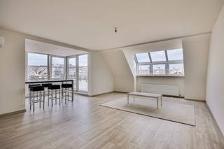 Uniek volledig gerenoveerd appartement met 2 slaapkamers op TOPlocatie in het Hart van LanakenInstapklaar, ruim, twee slaapkamers, en een terras:...