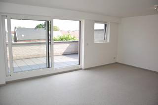 Energiezuinig appartement met Z-O gericht terras en garage(nabij station, vlotte toegankelijkheid via invalswegen)Samenstelling:Een inkomhal met...