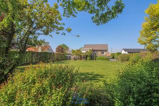 Aan de Provinciebaan 54 in Ledegem ontdek je deze ruime en charmante woning uit 1974, gelegen op een prachtig perceel van maar liefst 1.370...