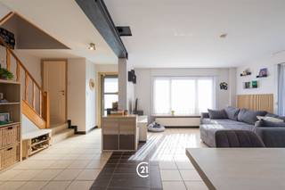 Ideale gezinswoning, direct bewoonbaar. Deze woning ligt in een doodlopende straat en profiteert van een rustige en veilige omgeving, met bovendien een nieuw speelplein voor de kinderen uit de buurt, waar ze in alle rust en veiligheid kunnen spelen. Een grote tuin biedt nog meer mogelijkheden. De woning is degelijk gebouwd met betonnen tussenvloeren. Zeer mooie lichtinval dankzij de gunstige ligging.Op de begane grond bevinden zich een mooie open ruimte, een toilet en het trappenhuis; op de eerste verdieping zijn er 3 slaapkamers en een badkamer.In de kelder bevinden zich een garage en kelders die via de achterzijde, richting de tuin, toegankelijk zijn.Dit huis is in 2018 gedeeltelijk gerenoveerd (keuken, badkamer, geïsoleerd dak, geïsoleerde spouwmuren … elektrische installatie voldoet aan de voorschriften). Centrale verwarming op gas (condensatieketel uit 2011).U beschikt tevens over 3 parkeerplaatsen buiten. Goede ligging ten opzichte van de uitvalswegen en het centrum van Halle.