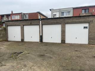 Op een centrale en vlot bereikbare locatie in Merksem bieden wij een gesloten garagebox te huur aan. De garage is geschikt voor het stallen van...