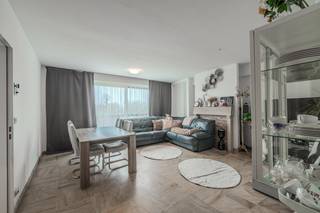 Ruim 2-slaapkamer appartement te koop gelegen op de derde verdieping te centrum Gistel, langs de Stationsstraat. Indeling: - inkomhal- berging...