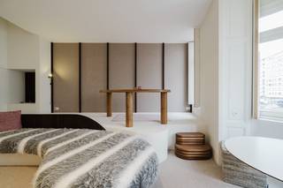 In <strong>hartje Blankenberge</strong> bevindt zich dit <strong>recent gerenoveerde herenhuis</strong> met maar liefst <strong>360 m² bewoonbare oppervlakte</strong>. De woning combineert <strong>authentieke charme</strong> met <strong>modern comfort</strong> en een <strong>kwalitatieve afwerking</strong>.<br /><br />Op het <strong>gelijkvloers</strong> vind je een <strong>volledig uitgeruste keuken</strong> met <strong>kookeiland en haard</strong>, een <strong>ruime eetkamer</strong> en een <strong>badkamer</strong>. De <strong>eerste verdieping</strong> omvat een <strong>gezellige leefruimte</strong>, een <strong>ruime master bedroom</strong> en een <strong>badkamer met toilet</strong>. Op de <strong>tweede verdieping</strong> bevinden zich <strong>een slaapkamer</strong> met <strong>aansluitende leef- of bureauruimte</strong>, eenvoudig om te vormen tot <strong>extra slaapkamer</strong>, en een <strong>badkamer met toilet</strong>. De <strong>derde verdieping</strong> biedt <strong>bijkomende inrichtingsmogelijkheden</strong>.<br /><br />De <strong>ingerichte lager gelegen verdieping</strong> met <strong>keuken, slaaphoek en badkamer</strong> is ideaal voor <strong>gasten of polyvalent gebruik</strong>.<br />Met een <strong>EPC-label C (202 kWh/m²),</strong> <strong>warmtepomp</strong> en <strong>conforme elektrische installatie</strong> is dit een <strong>veelzijdige eigendom</strong>, geschikt als <strong>vaste woonst of tweede verblijf aan zee</strong>.<br /><br /><u><strong>Troeven:</strong></u><br />- Topligging op 50 meter van het strand<br />- 360 m² bewoonbare oppervlakte<br />- 2 slaapkamers, met mogelijkheid tot een derde<br />- Recent gerenoveerd<br />- EPC C en warmtepomp<br />- Conforme elektrische installatie<br /><br /><u><strong>Interesse in een bezoek?</strong></u><br />Contacteer Frank Lagae via 0475 674 835 of frank@dekeyser.immo
