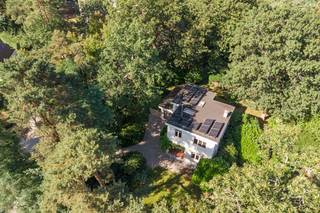 Boek nu alvast uw plaats op de eerste bezoekdag op 27/10 via 03/225.00.68 of info@wellimmo.net!<br />Het EPC-attest, de videotour, het grondplan, de elektrische keuringen en de asbestinventaris kan u terugvinden op de Wellimmo-site bij 'downloads'<br /><br />Op een bijzonder gegeerde residentiële toplocatie bevindt zich deze charmante, vrijstaande villa met tal van prachtig bewaarde authentieke art-deco-elementen, gelegen op een uitzonderlijk ruim perceel van ca. 2.450 m². Met een bewoonbare oppervlakte van ca. 225 m² (incl garage) biedt deze instapklare woning een bijzonder aangename combinatie van authentieke charme en hedendaags wooncomfort, waarbij ruimte, rust, privacy en natuurlijk licht centraal staan.<br /><br />De ruime inkomhal met gastentoilet geeft toegang tot een afzonderlijke bureauruimte (10m² - dewelke evt kan omgevormd worden tot extra badkamer) en een bijzonder mooie, lichtrijke leefruimte met achteraan de eetkamer met rechtstreekse toegang tot de zonnige tuin. Aansluitend treffen we de volledig geïnstalleerde keuken, die eveneens in verbinding staat met de garage.<br /><br />Op de verdieping bevinden zich vier volwaardige slaapkamers , een ingerichte badkamer en een 2de toilet. De master bedroom beschikt bovendien over een aangenaam terras.<br /><br />De prachtige tuin (ZW) vormt de absolute troef en biedt volop rust, privacy en zonlicht. Een bijzonder pluspunt is het bosje achteraan, dat het hele jaar door een prachtig natuurlijk decor vormt. Verder beschikt de woning over een kelder en een ruime oprit met parkeergelegenheid voor meerdere wagens.<br /><br />Ook op technisch vlak heeft de woning heel wat te bieden, waaronder een conforme elektrische installatie, 13 zonnepanelen en een thuisbatterij. Een bijkomende, beperkte investering in zonnepanelen zou volgens de EPC-deskundige volstaan om het energielabel naar C te verbeteren.<br /><br />Uitstekend gelegen in het Koningshof, met een vlotte verbinding naar de centra van ’s-Gravenwezel, Schoten en Schilde, alsook het openbaar vervoer naar centrum Antwerpen.<br /><br />Een mooie opportuniteit voor wie op zoek is naar een instapklare villa met karakter, een uitzonderlijk perceel en een topligging waar rust, privacy en wooncomfort hand in hand gaan