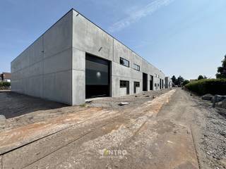 Nieuwbouw KMO-unit met een oppervlakte van 401m². Perfect gelegen op slechts 500m van de N9 en een vlotte verbinding naar de expressweg!<br /><br /><u><strong>Bijzonderheden:</strong></u><br />- Onmiddellijk beschikbaar bij akte!<br />- 6m VRIJE hoogte.<br />- Automatische sectionaalpoort + afzonderlijke toegangsdeur.<br />- Lichtstraat met rookluiken.<br />- Regenwaterpomp aanwezig.<br />- Zekeringkast aanwezig.<br />- Voldoende manoevreerruimte.<br />- Opslagruimte geschikt voor verschillende doeleinden.<br />- Polybetonvloer.<br />- Casco.<br />- Kleinere en grotere oppervlaktes beschikbaar.<br />- Inrichten van kantoorruimte is mogelijk dankzij de ramen.<br />- Tevens INTERESSANT als belegging!<br />- Mogelijkheid tot aankoop van parking.<br /><br />De loods maakt deel uit van het gloednieuwe project 'ZONE CENTRUM'. Zeer geschikt voor eigen gebruik en INTERESSANT als belegging! Aarzel niet ons te contacteren voor verdere info en/of een bezoek ter plaatse: 050/70 01 02 - nicolas@centro.be.