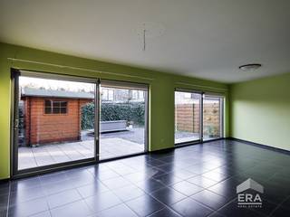 <p>Te koop: Verzorgd gappartement in het centrum van Tielt-Winge, op wandelafstand van scholen, openbaar vervoer en het administratief centrum.</p><p><br /></p><p>Dit appartement, gebouwd in 2008, combineert een praktische indeling met een gunstige ligging nabij invalswegen. Het energiezuinige EPC-label B zorgt voor een lage energiekost, terwijl het ruime terras van 35 m² een aangename buitenruimte biedt. Bovendien beschikt het pand over een private kelder en een binnenstaanplaats, wat het wooncomfort verhoogt.</p><p><br /></p><p>Belangrijkste ruimtes:</p><p>• Woonkamer met veel lichtinval en toegang tot het terras</p><p>• Keuken met keramische kookplaat, oven, koelkast, vaatwasser en spoelbak</p><p>• Twee slaapkamers</p><p>• Badkamer met ligbad, wastafel in meubel en thermostatische kraan</p><p>• Berging met aansluiting voor wasmachine en droogkast</p><p>• Individuele private kelder</p><p>• Binnenstaanplaats</p><p>• Toilet met handenwasser</p><p><br /></p><p>Troeven:</p><p>• Vernieuwde verwarmingsketel</p><p>• Energiezuinig wonen dankzij EPC-label B</p><p>• Ruim terras van 35 m² voor buitenplezier</p><p>• Centrale ligging nabij voorzieningen en invalswegen</p><p><br /></p><p>Neem vandaag nog contact op met je ERA-makelaar voor een bezoek.</p><p><br /></p><p>JOUW DROOMAPPARTEMENT. ZO GEVONDEN!</p>