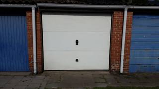 <p>Ben jij op zoek naar een plek om uw auto, fietsen en/of waardevolle spullen te stallen? Of hebt u interesse in een investering zonder zorgen? Dan bent u hier aan het juiste adres!</p>
<p>Deze garagebox bevindt zich op een praktische locatie in de Hobokense wijk Moretusburg. Dankzij de centrale ligging en vlotte verbinding richting Hoboken-Centrum en Antwerpen vormt dit de ideale parkeer- of opslagoplossing voor buurtbewoners en pendelaars.</p>
<p>Via de private doorrit bereikt u de garagebox met een praktische sectionale poort. Deze heeft een oppervlakte van maar liefst 14 m².</p>
<p><strong>Momenteel verhuurd </strong>à € 80,00/maand wat zorgt voor € 960,00 op jaarbasis. Dir resulteert in een rendement van 4,85 %.</p>
<p><strong>Technische gegevens: </strong>De doorrit is +/- <strong>2 meter breed</strong>. De maximale hoogte is +/- <strong>3 meter</strong>.</p>
<p><strong>Stedenbouwkundige inlichtingen, bodemattest en asbestattest in aanvraag. Bevindt zich niet in een risicozone voor overstromingen (P- en G-score B). </strong></p>