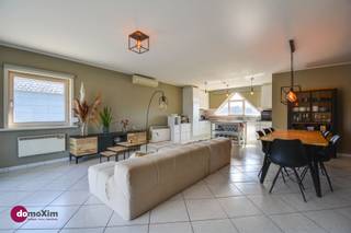 <p><span>Appartement met 2 slaapkamers en uitzonderlijk terras</span></p><p><span>Welkom in dit prachtige centraal gelegen appartement, waar ruimte en bereikbaarheid samenkomen. Bij binnenkomst word je verwelkomd in een verzorgde inkomhal die je leidt naar een ruime en lichtrijke leefruimte. De open keuken is volledig geïnstalleerd en vormt het kloppend hart van het appartement, perfect voor gezellige diners en ontspannen momenten. Aansluitend is er een veranda van maar liefst 20m².</span></p><p><span>Vanuit deze veranda stap je zo het aangename terras op, een ideale plek om te genieten van een kop koffie in de ochtend of een aperitief in de avond. De nachthal biedt toegang tot twee comfortabele slaapkamers, een aparte technische ruimte die perfect dienst doet als wasplaats of hobbykamer, en een klassieke badkamer met wastafel én douche. Een apart toilet bevindt zich eveneens in de nachthal, wat zorgt voor extra privacy en gemak.</span></p><p><span>Zowel achteraan (privatief) als vooraan (voor de bezoekers) is er voldoende parkeergelegenheid</span></p><p><span>Ben je op zoek naar een instapklaar appartement, weliswaar met een renovatieverplichting dan is dit precies wat je zoekt.</span></p><p><span> </span></p><p><span>015 20 36 00 - <span>info@domoxim.be</span></span><span> </span></p><p><span> </span></p><p><span>domoXim. Waar dromen thuis komen!</span></p><p><span> </span></p><p><span>Ook de waarde van je eigen woning kennen? Wij geven je graag advies.</span></p>