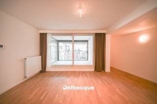 Dit ruime 2-slaapkamerappartement (ca. 110m² + terras) maakt deel uit van de gerenommeerde residentie "Gouden Boom", waar een voormalige brouwerijsite omgetoverd werd tot een zeer kwaliteitsvol woonproject. Het appartement is toegankelijk via het Verbrand Nieuwland, en is gelegen op de eerste verdieping, van waaruit er een mooi zicht is op het mooie en groene binnenplein. <br />Het appartement beschikt over een inkomhal met WC, ruime leefruimte, open keuken met inbouwtoestellen, 2 slaapkamers, een badkamer en een bergruimte. Verder beschikt het appartement ook over een zeer leuk terras van ca. 10,50m², waarop men zicht heeft vanuit de leefruimte en vanuit de master-bedroom. Het appartement is voorzien van kwalitatieve materialen, waaronder parketvloeren. <br />Voorts is er ook een ondergrondse kelderberging inbegrepen in de prijs. Er is een mogelijkheid tot aankoop van een ondergrondse autostaanplaats (€ 50.000). <br />Meer info of een bezoek? www.delbecque.immo