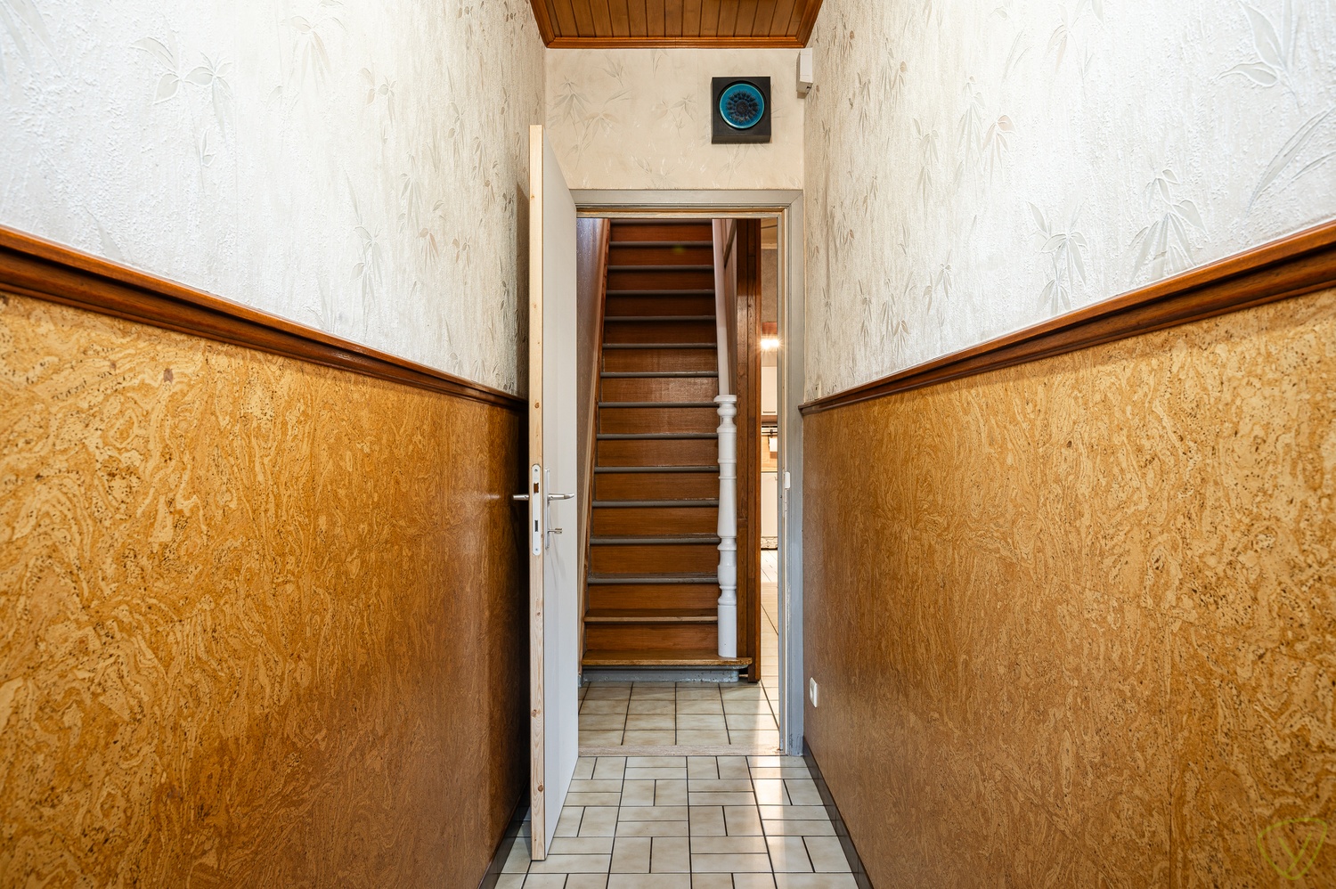 Charmante gesloten bebouwing met ruime tuin en renovatiepotentieel - foto 3