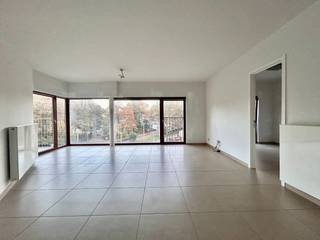 ✨ Wonen aan de Belgiëlei ✨<br />Mooi en lichtrijk appartement met 2 slaapkamers en een zonnig terras, gelegen op de 3e verdieping van de residentie Albert Square 🌿 Met een prachtig uitzicht over het Albertpark én Harmoniepark. Dat is elke dag genieten.<br />🏠 Wat mag je verwachten? ✔️ Ruime, lichte leef- en eetruimte ✔️ Open keuken met vaatwas, combi oven & koelkast met vriezer ✔️ Handige berging voor wasmachine & droogkast ✔️ Apart toilet ✔️ Badkamer met ligbad/douche & dubbele lavabo ✔️ Twee volwaardige slaapkamers ✔️ Eigentijdse bevloering & netjes geschilderd ✔️ Condensatieketel op aardgas ✔️ Gemeenschappelijke fietsenstalling 🚲 ✔️ Het appartement wordt volledig opgefrist ✨<br /><br />💰 Huurprijs €1.050 / maand + Vaste kosten: €100 / maand <br />Elektriciteit, gas & water individueel<br /><br />📍 Ligging & doelgroep Toplocatie op de hoek van Belgiëlei en Mechelsesteenweg — winkels, parken, openbaar vervoer en Harmonie om de hoek. Ideaal voor wie houdt van comfort, licht en een stadsgevoel.<br /><br />📅 Beschikbaar vanaf 1 november 2026<br /><br />📞 Interesse of een bezoek plannen? Contacteer ons via 03/203.02.02 of immo@sidimex.be. Wij ontvangen je met de glimlach 🤍<br /><br />#Sidimex #TeHuurAntwerpen #AppartementTeHuur #Belgiëlei #Harmonie #Albertpark #ZonnigTerras #Instapklaar #Bijonszituvastgoed