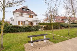 Unieke opportuniteitTe renoveren Art-Déco villa grenzend aan het ZegemeerDe royale leef- en eetruimte baadt in het licht en sluit naadloos aan op een...