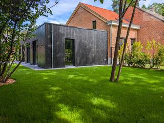 Op een centrale locatie in Mol biedt deze sfeervol gerenoveerde woning een unieke combinatie van karakter, ruimte en hedendaags wooncomfort. De charmante gevel met aanpalende bijbouw geeft de woning een authentieke uitstraling die meteen in het oog springt.<br /><br />Binnenin werd de woning volledig en kwalitatief gerenoveerd met oog voor detail. De ruime open leefruimte met keukeneiland vormt het kloppende hart van de woning. Vanuit de keuken en eetplaats heeft u rechtstreeks toegang tot het ruime terras, waardoor binnen en buiten naadloos in elkaar overvloeien. De gepolierde betonnen vloer op het gelijkvloers zorgt voor een strakke, tijdloze uitstraling en is bovendien bijzonder onderhoudsvriendelijk.<br /><br />Het gelijkvloers geniet van vloerverwarming en -koeling, wat het hele jaar door een aangenaam binnenklimaat garandeert. Op de verdieping zijn de slaapkamers uitgerust met afzonderlijke airco-units waarmee elke kamer naar wens kan worden verwarmd of gekoeld.<br /><br />De woning beschikt over drie volwaardige slaapkamers waarvan er 2 terug te vinden zijn op de verdieping en één op het gelijkvloers. Verder is er op het gelijkvloers een badkamer met douche, ligbad en dubbele lavabo, twee afzonderlijke toiletten, een wasplaats en een praktische berging aanwezig.<br /><br />Een absolute meerwaarde is de polyvalente ruimte op het gelijkvloers die tal van mogelijkheden biedt. Deze kan perfect ingericht worden als speelkamer, hobbyruimte, bureau of praktijkruimte. Dankzij de afzonderlijke ligging kunnen klanten of bezoekers ontvangen worden zonder door de privévertrekken van de woning te moeten gaan, wat ideaal is voor zelfstandigen of vrije beroepen.<br /><br />Deze woning is bovendien volledig instapklaar afgewerkt. Zowel binnen als buiten werd voorzien in stijlvolle verlichting, alle muren en binnendeuren werden professioneel geschilderd en de hoogwaardige afwerkingsgraad zorgt ervoor dat u zonder bijkomende werkzaamheden onmiddellijk kunt genieten van uw nieuwe thuis.<br /><br />Buiten wacht een prachtig aangelegde tuin waar rust en privacy centraal staan. Het ruime terras vormt de ideale plek om te genieten van lange zomeravonden. Daarnaast beschikt de woning over een oprit met plaats voor twee wagens.<br /><br />Ook op vlak van energieprestaties scoort deze woning uitstekend. Dankzij de warmtepomp en maar liefst 16 zonnepanelen geniet u van een bijzonder energiezuinige woning met lage energiekosten en een hoog wooncomfort. Een toekomstgerichte investering waar duurzaamheid en woonkwaliteit hand in hand gaan.<br /><br /><strong>Interesse? Neem vandaag nog contact op via info@sublimmo.be of bel 014 84 83 69.</strong><br /> 