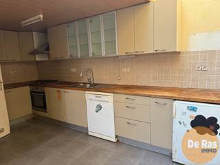 SCHELLEBELLE - Deze te renoveren woning heeft een centrale ligging, want er bevinden zich verschillende buurtwinkels, scholen, sportfaciliteiten,...