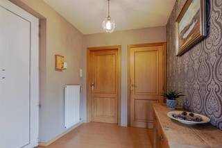 Laagbouwvilla met 3 slaapkamers in parkgebied<br /><br />GELIJKVLOERS<br />Inkomhal met gastentoilet<br />Woonkamer met aparte bureau<br />Eetkamer<br />Veranda <br />Keuken met eiland, volledig geïnstalleerd met aparte berging op keramische tegel<br />3 slaapkamers (13m²-10m²-10m²)<br />Badkamer met ligbad, douche, dubbel wastafel en toilet<br />Inpandige garage<br />Ruime tuin met waterpartij en terras<br />Toegang tot zolderruimte <br /><br />BIJZONDERHEDEN<br />Zonnepanelen met 5kw batterij<br />Muur- en dakisolatie<br />Dak vernieuwd<br />Verwarming op stookolie <br />Uitbreidingsmogelijkheden op zolder<br /><br />POSITIEVE ASPECTEN<br />Gegeerde ligging<br />Ruime tuin met veel privacy<br />Instapklaar<br />Beschikbaar bij akte<br />Alles gelijkvloers