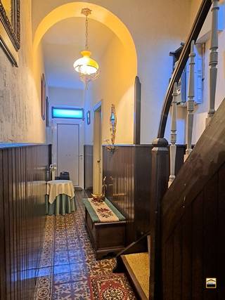 <p><span>Te renoveren halfopen bebouwing met garage in het hart van Borgloon</span></p><p><span>Op zoek naar een woning die je volledig naar eigen smaak kan inrichten? <br />Deze charmante halfopen bebouwing, gelegen pal in het centrum van Borgloon, <br />biedt tal van mogelijkheden voor wie renovatie niet schuwt.</span></p><p><span>Bij het betreden van de woning kom je in de inkomhal, die toegang geeft tot de gezellige<br />leefruimte met aansluitend een eetkamer. Verder bevindt zich op het gelijkvloers een <br />keuken en een badkamer. Achteraan de woning vind je een knus koertje, ideaal voor <br />een gezellige buitenruimte, evenals een praktische garage.</span></p><p><span>Op de eerste verdieping zijn er drie volwaardige slaapkamers. Via een vaste trap bereik<br />je de ruime zolder, die perfect kan worden ingericht als extra kamers, hobbyruimte of bureau.</span></p><p><span>Daarnaast is de woning deels onderkelderd, wat extra bergruimte biedt.</span></p><p><span>Troeven van deze woning:</span></p><ul><li><span>Centrale ligging in het centrum </span></li><li><span>Halfopen bebouwing met veel potentieel </span></li><li><span>3 slaapkamers + uitbreidingsmogelijkheden op zolder </span></li><li><span>Garage en buitenruimte (koertje) </span></li><li><span>Deels onderkelderd </span></li></ul><p><span> </span></p><p><span>Kortom, een ideale kans voor handige renovatiekopers of investeerders die op zoek zijn naar<br />een woning met karakter en mogelijkheden!</span></p><p><span> </span></p><p><span>Wenst U meer informatie over deze woning of een bezichtiging?<br />Contacteer ons via 012 26 22 05 of info@hetimmohuis.be</span><span> </span></p>