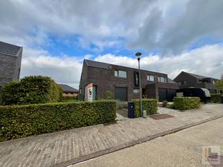 <strong>Recente en tijdloze woning met tuin in rustige buurt van Ronse</strong><br />Deze stijlvolle woning uit 2015 bevindt zich in de groene Stadstuin van Ronse, in een rustige straat op wandelafstand van het stadscentrum en het station. <strong>Een ideale ligging voor wie graag omringd is door groen, maar toch de voordelen van het stadsleven wil behouden. </strong><br /><br />De woning is perfect onderhouden, instapklaar en biedt een hoog wooncomfort dankzij haar doordachte indeling en energiezuinige uitrusting.<br /><br />Indeling:<br />Via de inkomhal met apart gastentoilet komt u in de lichtrijke leefruimte met open keuken, die uitgeeft op het gezellige terras en de fraai aangelegde tuin. Verder is er een praktische berging en een inpandige garage.<br />Op de bovenverdieping bevinden zich drie ruime slaapkamers, een moderne badkamer met zowel ligbad als douche, en een apart toilet. De zolder biedt extra bergruimte.<br /><br /><strong>Troeven</strong><br />- Instapklaar en uitstekend onderhouden<br />- Bijna-nieuwbouwwoning (2015)<br />- Energiezuinig met centrale verwarming op gas (hoogrendementsketel) <br />- Ventilatiesysteem aanwezig<br />- Regenwaterput aangesloten<br />- geen asbest <br />- AANKOPEN KAN AAN 2% REGISTRATIE RECHTEN<br />- Mooie, onderhoudsvriendelijke tuin met terras en oprit<br /><br /><strong>Interesse? Contacteer Jens 0488 98 13 30 of jens@immoboss.be</strong>