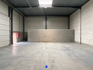 Instapklaar bedrijfsgebouw met 2 private parkeerplaatsen in Dadizele met vlotte ontsluiting naar de Meensesteenweg.Geschikt voor opslag, productie of...