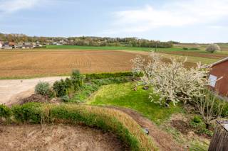 Deze te renoveren open bebouwing is gelegen in Lubbeek is een verkeersluwestraat met zicht op de omliggende velden.De indeling van de woning is als...