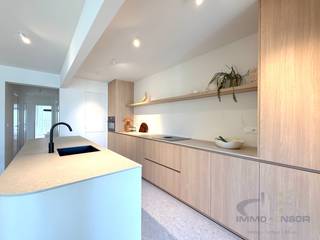 Op een toplocatie, op wandelafstand van zee, strand en de bruisende winkelstraten, vindt u Residentie Hoxton: een exclusief renovatieproject met slechts 6 hoogwaardig afgewerkte appartementen waar luxe, design en energiezuinig wonen perfect samenkomen. Het stijlvolle interieur werd ontworpen door A1AR Architecten in samenwerking met Design Oostende, waarbij elk detail zorgvuldig werd uitgewerkt met oog voor kwaliteit, comfort en tijdloze elegantie.<br /><br />Elk appartement beschikt over:
<ul>
	<li>Ruime en lichtrijke woonkamer met open keuken (op de eerste en tweede verdieping zonder kookeiland).</li>
	<li>2 volwaardige slaapkamers.</li>
	<li>2 stijlvolle badkamers.</li>
	<li>Balkon aan de voor- én achterzijde.</li>
	<li>Praktische privatieve kelderberging (verplicht mee aan te kopen)</li>
</ul>
Hoogwaardige afwerking &amp; energiezuinig comfort; Residentie Hoxton werd uitgerust met de nieuwste technieken voor een aangenaam binnenklimaat, het hele jaar door:

<ul>
	<li>Warmtepomp met vloerverwarming én vloerkoeling.</li>
	<li>Aluminium ramen met hoogrendement vierseizoensglas.</li>
	<li>Ventilatiesysteem type C.</li>
	<li>Elegante parketvloeren.</li>
	<li>Exclusieve Stone Art-wandafwerking in de badkamers.</li>
	<li>Hoogwaardig maatwerk in glas en hout doorheen het appartement.</li>
</ul>
Residentie Hoxton biedt een unieke combinatie van hedendaagse architectuur, luxueuze afwerking en een uitstekende ligging aan de Belgische kust. Ideaal als vaste woonplaats, tweede verblijf of waardevaste investering.<br /><br /><br />Prijzen : <br /><br />Verdiep 1:  € 415.000 (+ kelder € 3.000)<br />Verdiep 2:  € 420.000 (+ kelder € 3.000)<br />Verdiep 3:  € 435.000 (+ kelder € 3.000)<br />Verdiep 4:  € 440.000 (+ kelder € 3.000)<br />Verdiep 5:  € 450.000 (+ kelder € 3.000 + afwerking € 26.172)<br />Verdiep 6:  € 459.000 (+ kelder € 3.000)<br /><br />Ontdek het comfort en de klasse van Residentie Hoxton en plan vandaag nog uw bezoek in het modelappartement op verdieping 5; bel Nikolaas op 0496 68 84 67 of mail op www.ensor.immo