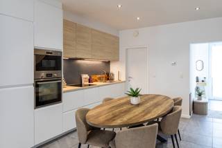 Op zoek naar een energiezuinige instapklare gezinswoning of een interessante investering? Deze smaakvol gerenoveerde woning combineert hedendaags comfort met een praktische indeling en een centrale ligging in Temse.<br />Bij het binnenkomen word je verwelkomd in de inkomhal, voorzien van een dressingkast en een gastentoilet. Aansluitend bevindt zich de open, volledig uitgeruste keuken met aangrenzende leefruimte. Vanuit de leefruimte heb je toegang tot een gezellig, ingesloten terras waar je in alle rust kan genieten. Naast de keuken is er bovendien een praktische bergruimte voorzien.<br />Op de eerste verdieping bevinden zich twee slaapkamers, een apart toilet en een badkamer met inloopdouche. Via de vaste trap bereik je de tweede verdieping, waar zich de derde slaapkamer bevindt.<br />Ook voor investeerders is deze woning een interessante opportuniteit. Het pand is momenteel verhuurd en genereert bijgevolg huurinkomsten.<br />Dankzij de smaakvolle renovatie, de centrale ligging in Temse en de functionele indeling met drie slaapkamers is deze woning ideaal voor wie comfortabel wil wonen of op zoek is naar een interessante investering. Interesse? Contacteer ons via 03/283.84.84 of mail naar gert@ax-quality.be voor meer informatie of een bezoek.