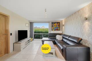 KIJKDAG 11/07 - OP AFSPRAAK<br /><br />In een doodlopende straat te Eernegem, deelgemeente van Ichtegem, bevindt zich deze verzorgde halfopen bebouwing op een perceel van 489 m². De woning werd gebouwd in 1999 en biedt 131 m² aan bewoonbare oppervlakte.<br /><br />Via de inkomhal komt u terecht in de lichtrijke leefruimte, waar grote raampartijen en een schuifraam naar het terras zorgen voor een aangename verbinding met de tuin. De open keuken sluit naadloos aan op de woonkamer en is uitgerust met alle nodige toestellen, waardoor koken en samenzijn centraal staan. Aansluitend bevindt zich een ruime garage met tal van praktische voorzieningen.<br /><br />Op de verdieping bevinden zich drie volwaardige slaapkamers, waarvan twee zijn uitgerust met een energiezuinige Daikin airco voor extra comfort. De badkamer beschikt over een ligbad en een dubbele lavabo. Er is een handige berging en een ruime zolder, ideaal als extra opbergruimte.<br /><br />Ook buiten heeft deze woning heel wat troeven te bieden. De verzorgde tuin vormt een heerlijke plek om te ontspannen en te genieten van het buitenleven. Het ruime zwembad met zonneterras creëert een echte vakantiesfeer in eigen tuin. Bovendien zijn er twee overdekte terrassen aanwezig, waarvan één uitgerust is met een gezellige houtkachel, zodat u het hele jaar door van het buitenleven kunt genieten. Een tuinhuis met elektriciteit biedt extra opbergruimte of mogelijkheden voor hobby's.<br /><br />De woning geniet van een gunstig EPC (label C), conforme elektriciteit, airco's en 20 zonnepanelen (met groenestroomcertificaten) - Kortom, de ideale gezinswoning!<br /><br />Interesse? Contacteer ons en ontdek zelf de troeven!<br /><br />De vermelde prijs is een richtprijs. Elk bod, zowel hoger als lager dan deze prijs, wordt voorgelegd aan de eigenaar, die het recht behoudt om dit te aanvaarden of te weigeren.