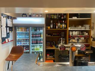 In het commerciële centrum van Oostkamp vinden we dit over te nemen eetcafé terug. Het pand ligt op wandelafstand van het Gemeenteplein, waardoor het geniet van een uitstekende bereikbaarheid. <br /><br />Op het terras vooraan komen heel wat vaste klanten van hun koffie genieten. Eenmaal we de zaak binnenkomen, komen we in een ruime eetruimte met gezellige bar, waar plaats is om een aperitief te nuttigen. Aansluitend treffen we een ruime veranda waar heel wat familiefeesten of ander aangelegenheden kunnen plaatsvinden. In zijn volledigheid biedt het pand plaats voor 40 tot 50 eters. Verder vinden we een volledig afgescheiden rookruimte voor +/- 10 personen, aparte toiletten voor dames en heren, en een berging/wasplaats met achterdeur. Aanpalend aan de uitgeruste keuken, bevindt zich een super praktische én ruime kelder. <br /><br />Tot slot bevat het pand nog een appartement met drie slaapkamers die op heden verhuurd is.<br /><br />Gaat jouw ondernemershart sneller slaan bij het zien van deze overname?<br /><br />Aarzel dan niet en vraag vandaag nog meer info aan!<br /><br />